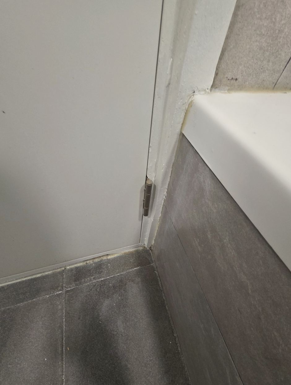 구로 방문수리 시공 후 — 상한 부위를 제거하고 문틀 모서리를 다시 잡아 마감한 상태