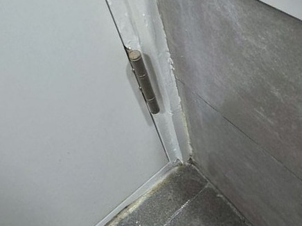 광명 문지방수리 시공 후 — 부식 부위를 제거하고 문틀 모서리를 다시 잡아 마감한 상태