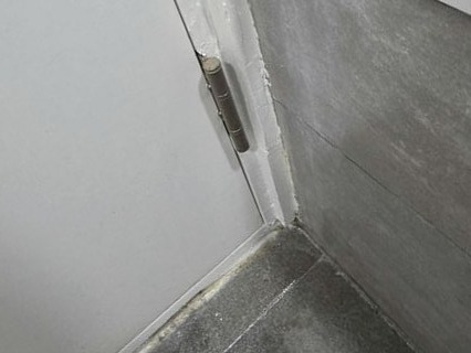 인천 문지방수리 시공 후 — 부식 부위를 제거하고 문틀 모서리를 다시 잡아 마감한 상태