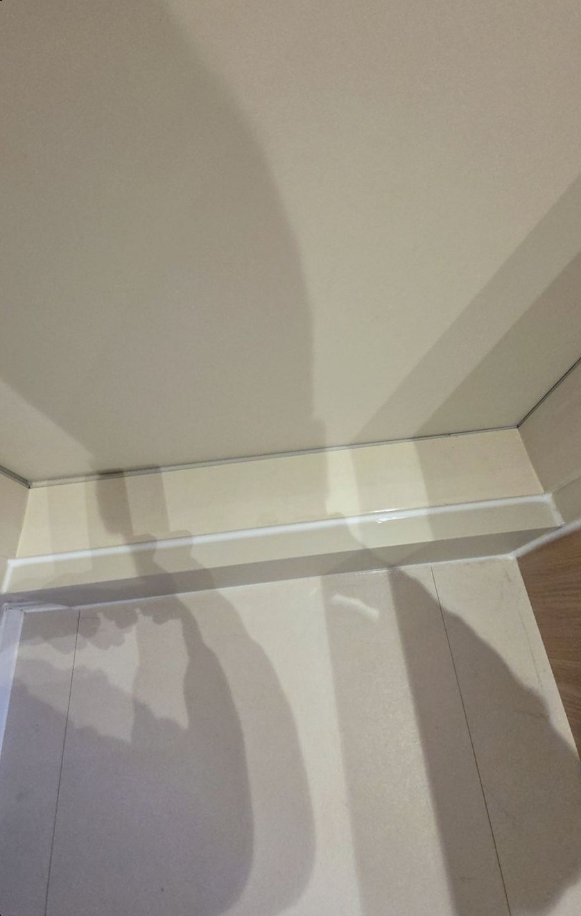 남양주 문턱교체 시공 후 — 문턱과 문틀 하부를 새로 마감해 정리한 상태