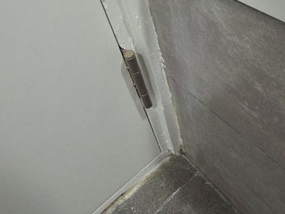 수원 문지방수리 시공 후 — 부식 부위를 제거하고 문틀 모서리를 다시 잡아 마감한 상태