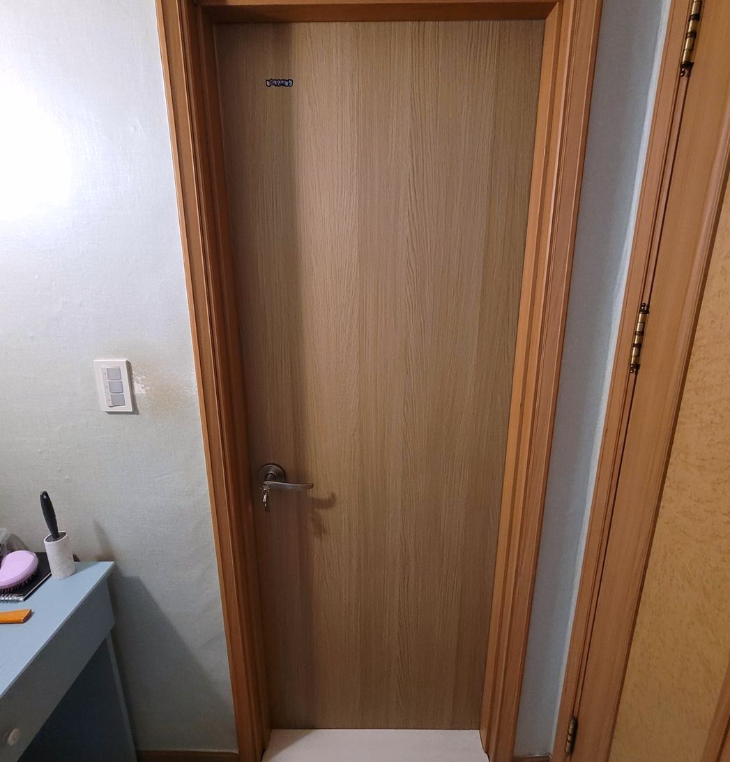 양천 방문수리 시공 후 — 문과 문틀 색을 맞춰 정리한 상태