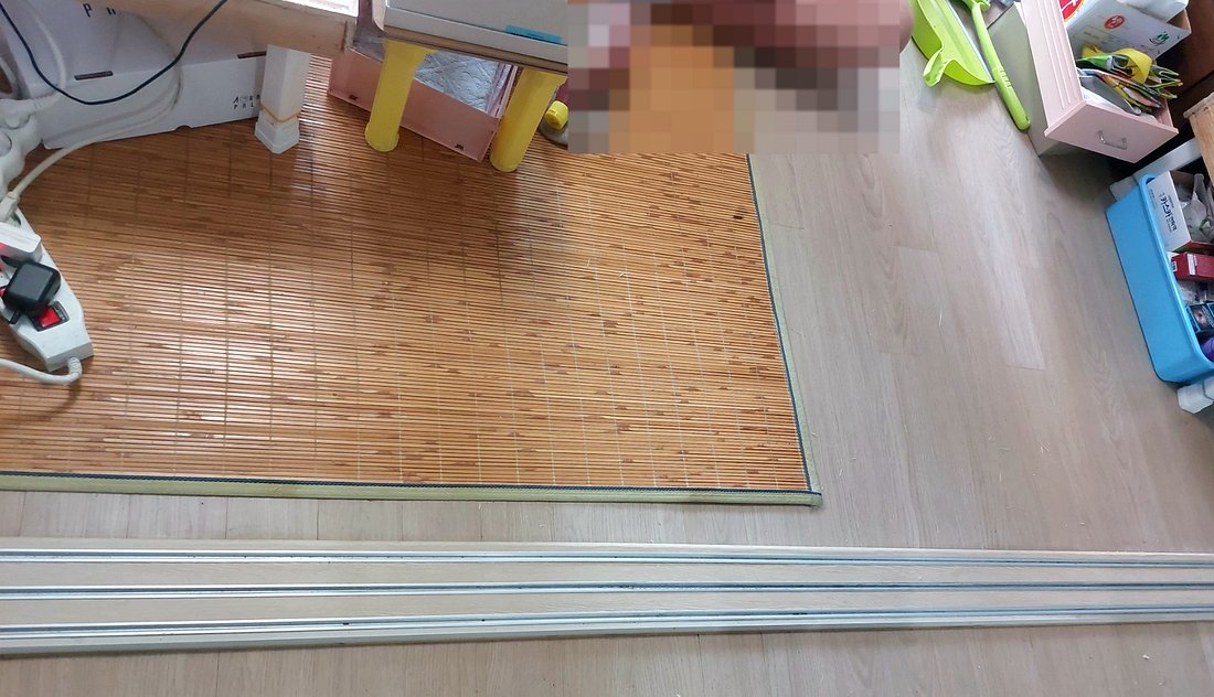 수원 미닫이 문틀시트지 벗겨짐 재시공 — 들뜬 시트 걷어내고 하부 파손 메운 뒤 필름 시공 시공 후