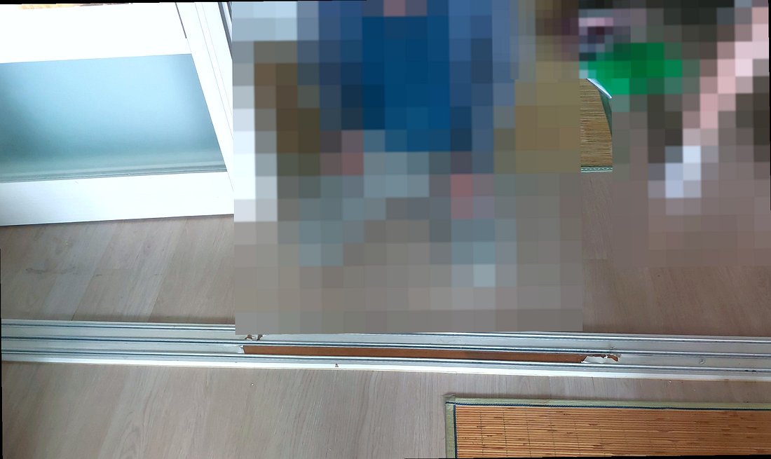 문틀시트지 시공 전 — 미닫이 문틀 시트 필름이 벗겨지고 하부가 파손돼 목재가 드러난 상태