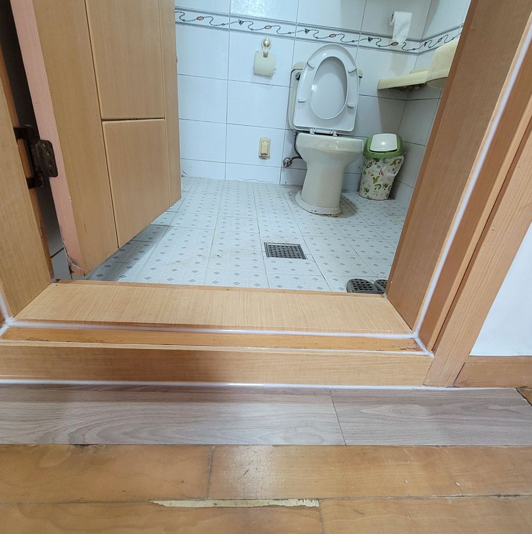 새 문턱을 앉히고 양쪽 바닥과 높이를 맞춘 상태