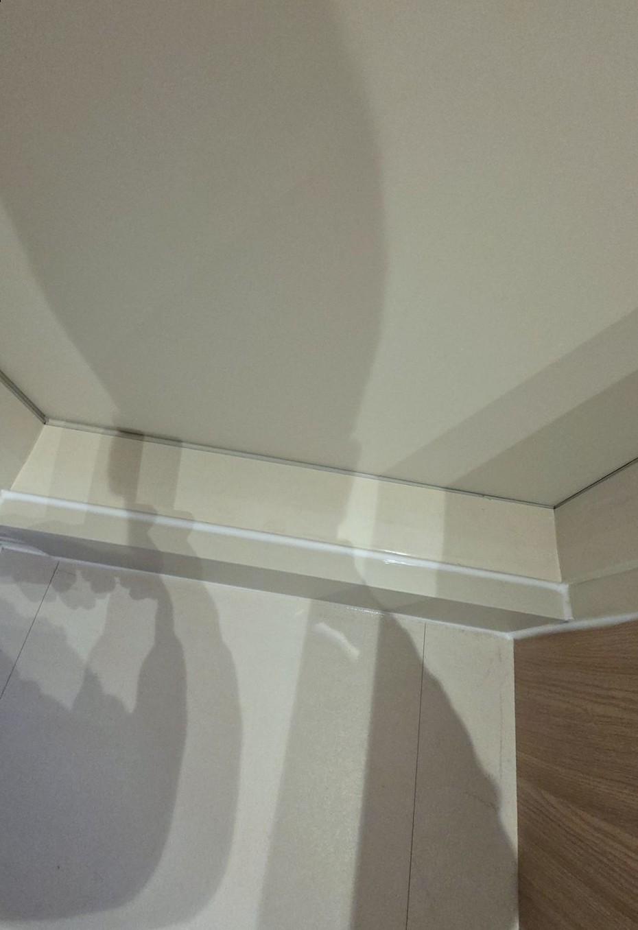 문턱과 문틀 하부를 새로 마감해 정리한 상태